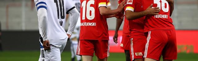  沙尔克04终迎久违胜利，德甲保级形势仍不容乐观