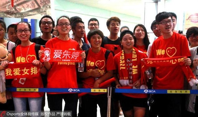  波鸿球迷横幅抗议俱乐部管理层  