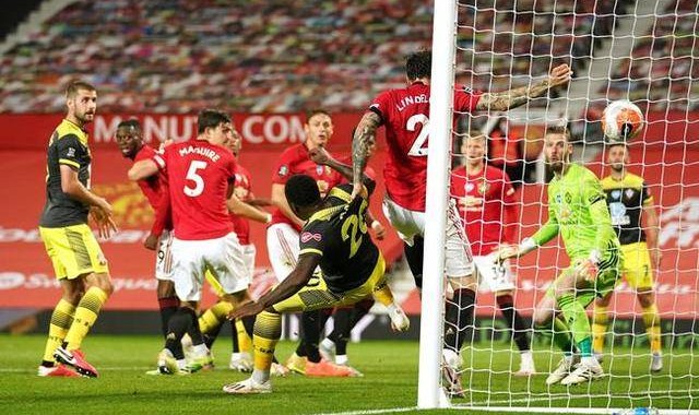  阿森纳防线失误造致命失球  