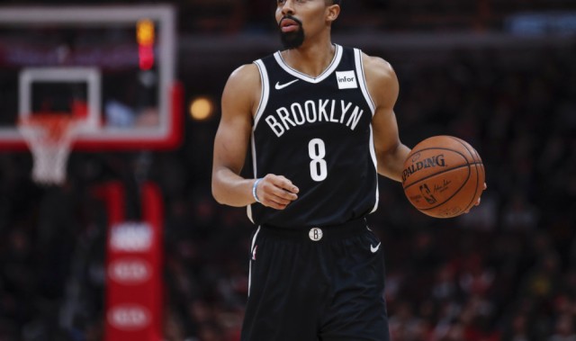  霍勒迪致命抢断雄鹿一分险胜篮网