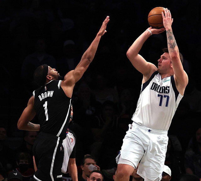  东契奇绝杀雷霆登西部榜首  