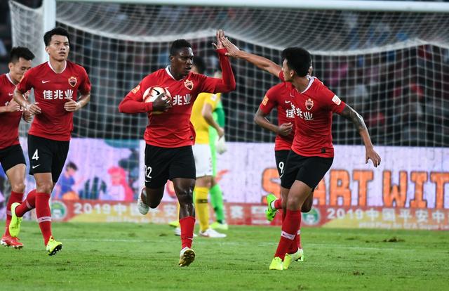  卡利亚里锋霸独中三元，助球队逃离降级区